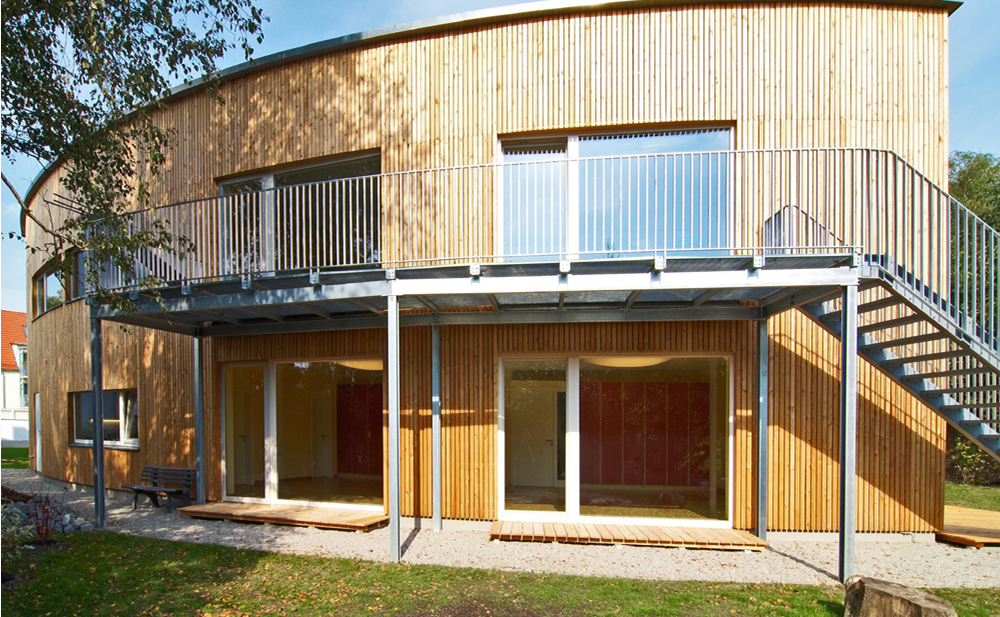 Außenperspektive Gartenbereich Kinder- und Jugendhaus Friedenskirche in Dachau