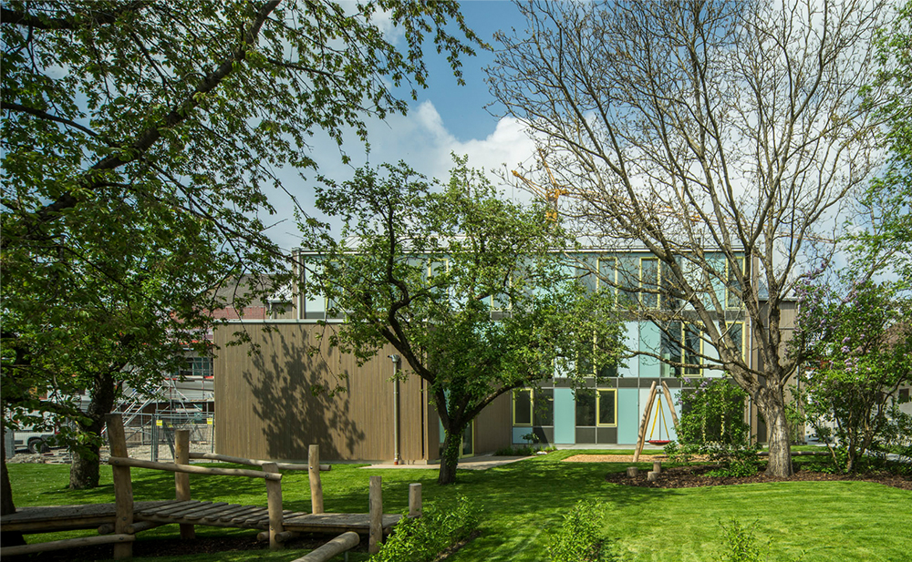 Außenperspektive Gartenbereich Hort und Kindergarten in Dachau