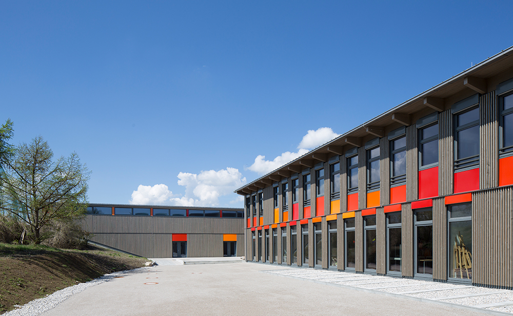 Außenperspektive Fassade Montessorischule mit Turnhalle in Bad Tölz